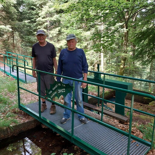 Finition peinture et pose feuille de houx passerelles scierie Machet