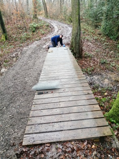 Pose de grillage sur la passerelle du jardin botanique de Cirey sur Vezouze