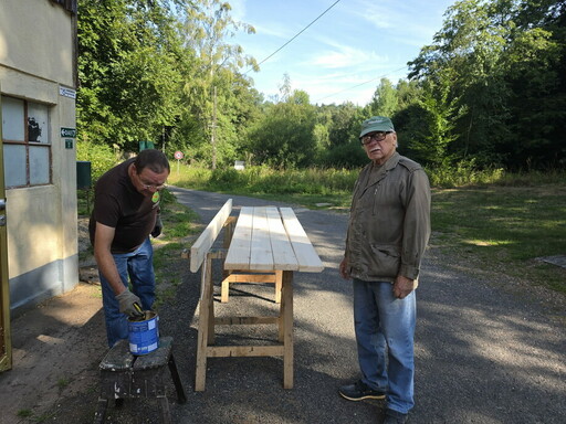 Rénovation des bancs et tables / Pose des gouttières 