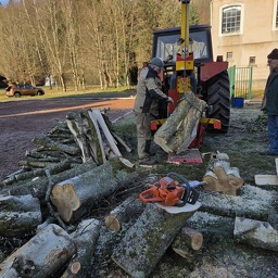 Merci à Rémi pour la fendeuse et à Jean Michel pour le tracteur et la remorque  