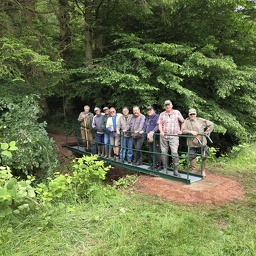 Pose de la nouvelle passerelle à l’étang de Val-et-Châtillon  