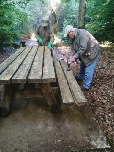 Entretien tables picnic, bancs  parcours botanique, stèle des fusillés Cirey / fontaine antique et goulotte  à Bertrambois